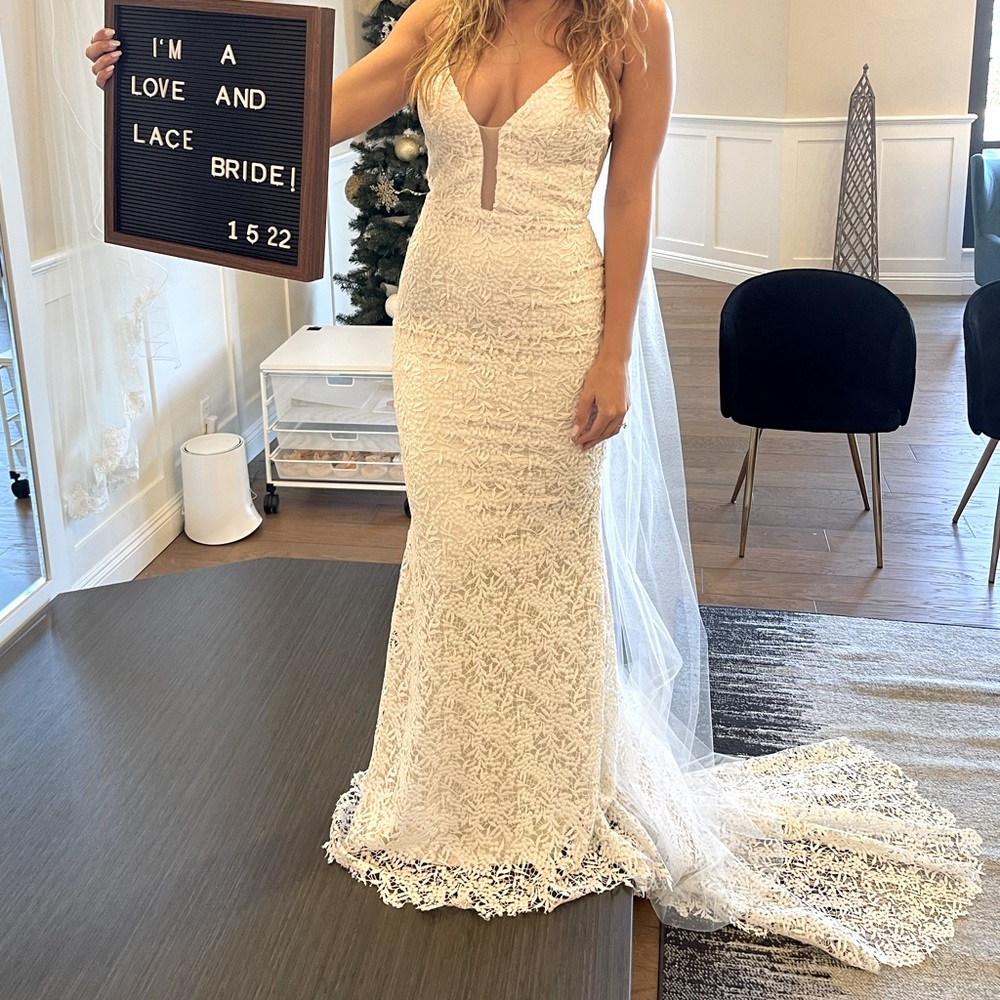 Brand NEW NEVER Worn UNALTERED LAUDAE WEDDING DRESS UNIQUE LACE Size 8